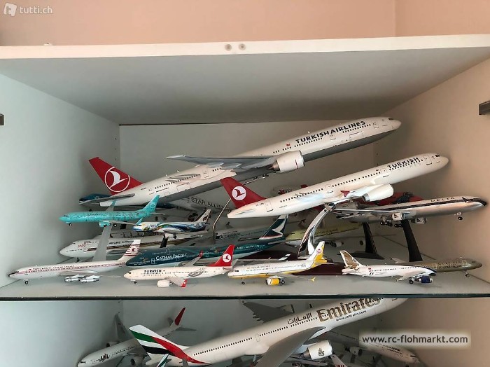 Verkaufe Vitrine inkl. Flugzeugemodelle