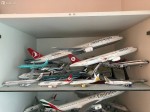 Verkaufe Vitrine inkl. Flugzeugemodelle